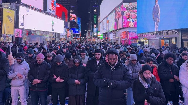 New York Times Meydanı’nda toplu teravih namazı kılındı