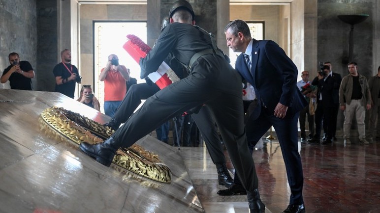 Özgür Özel ve beraberindeki heyet Anıtkabir'i ziyaret etti - Resim : 2