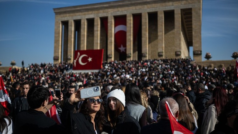 Anıtkabir'de ziyaretçi yoğunluğu yaşandı
