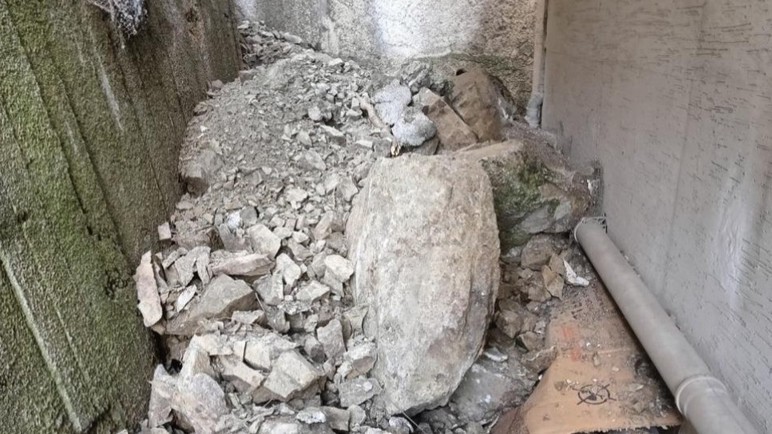 Mamak'ta kayalıklardan kopan parçalar iki binanın mühürlenmesine neden oldu - Resim : 2
