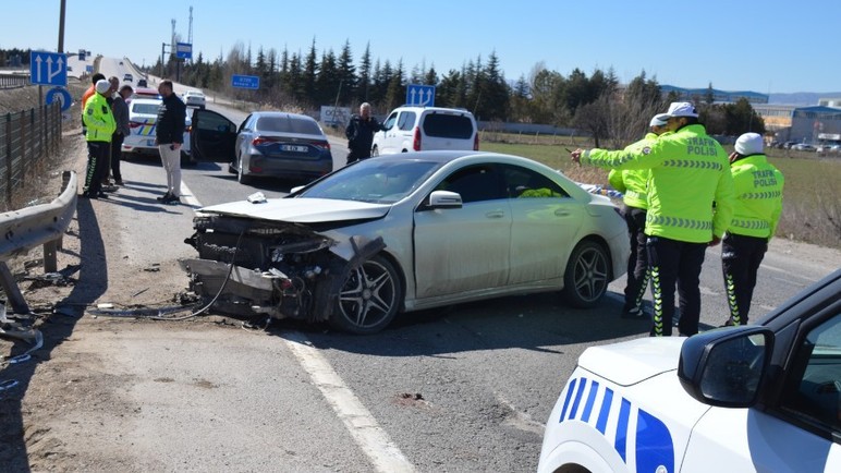 Kahramankazan'da kontrolden çıkan araç bariyerlere çarptı