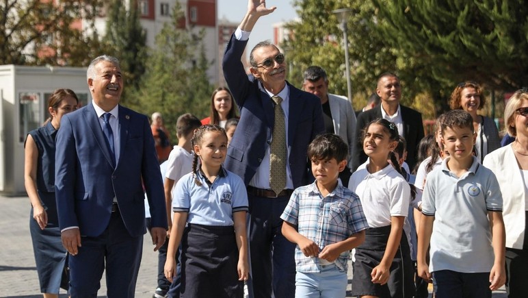 Etimesgut Belediye Başkanı Beşikçioğlu: Çok çalışarak yarınlarınızı aydınlığa çıkarın - Resim : 2