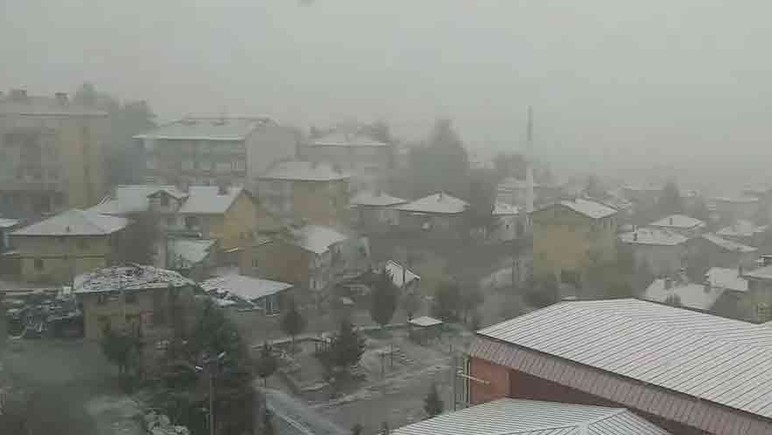 Çankırı'da kar yağışı etkili oldu şehir beyaza büründü - Resim : 2