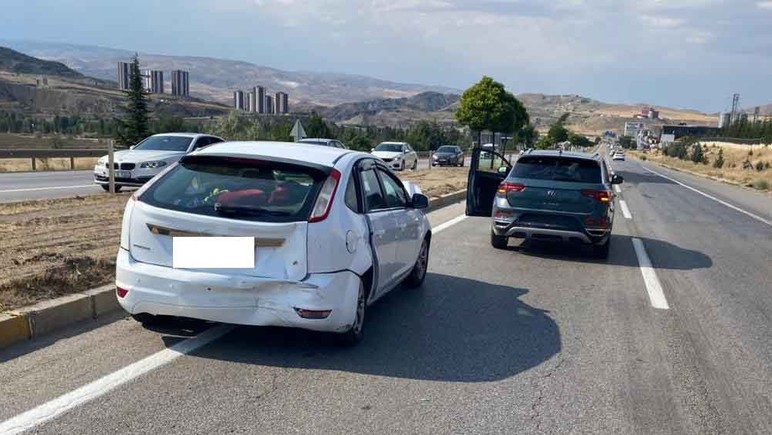 Kırıkkale - Ankara yolunda zincirleme trafik kazası: 3 yaralı! - Resim : 2