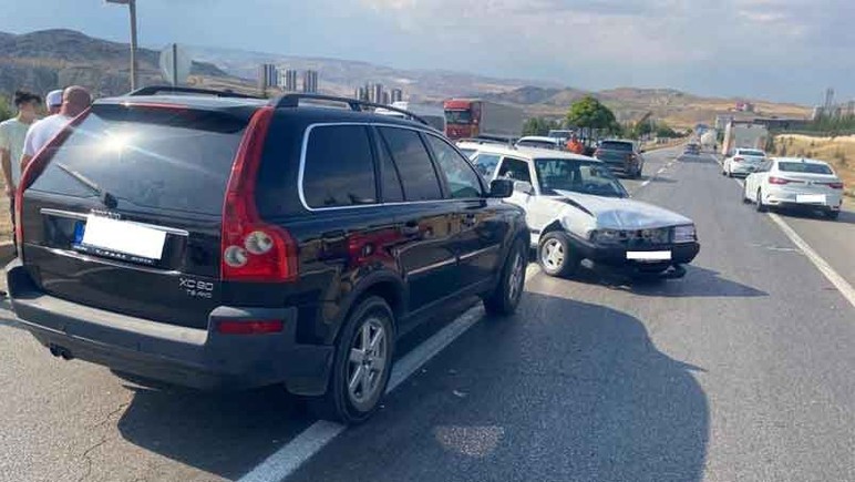 Kırıkkale - Ankara yolunda zincirleme trafik kazası: 3 yaralı!