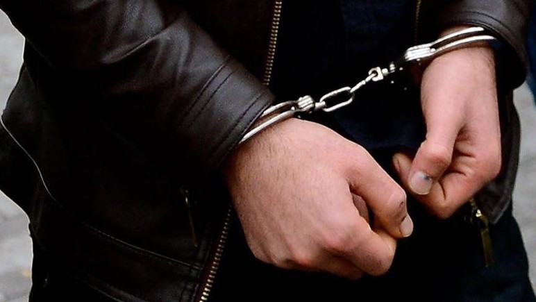 Beypazarı'nda polislerin durdurduğu araçta ruhsatsız silahlar yakalandı