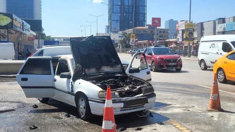 Altındağ'da seyir halinde alev alan araç panik yarattı