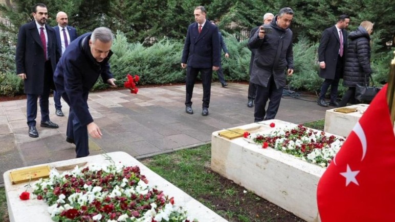 Bakan Fidan'dan 16. Büyükelçiler Konferansı öncesi Dışişleri Şehitliği'ne ziyaret - Resim : 2
