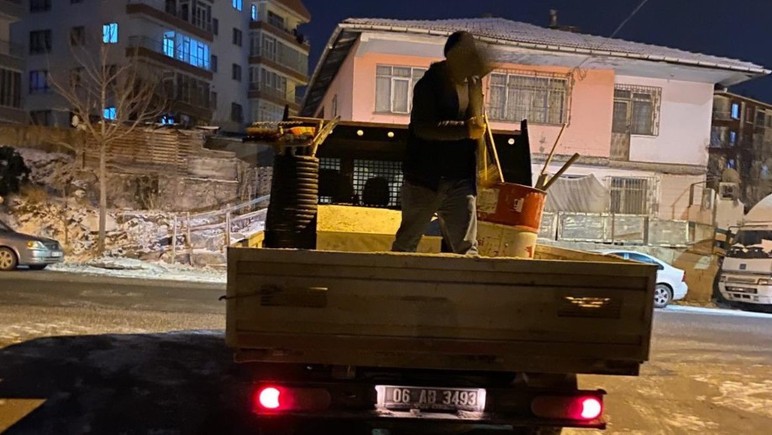 Altındağ Belediyesi ilçe genelinde tuzlama ve yol açma çalışmasını sürdürdü