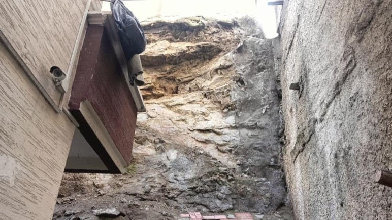 Mamak'ta kayalıklardan kopan parçalar iki binanın mühürlenmesine neden oldu