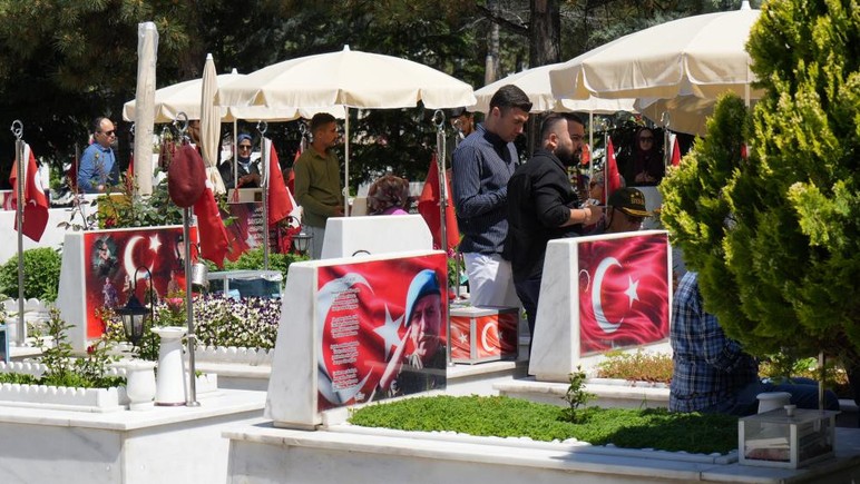 Şehit aileleri ve gazi yakınları Cebeci Askeri Şehitliği'ni ziyaret etti