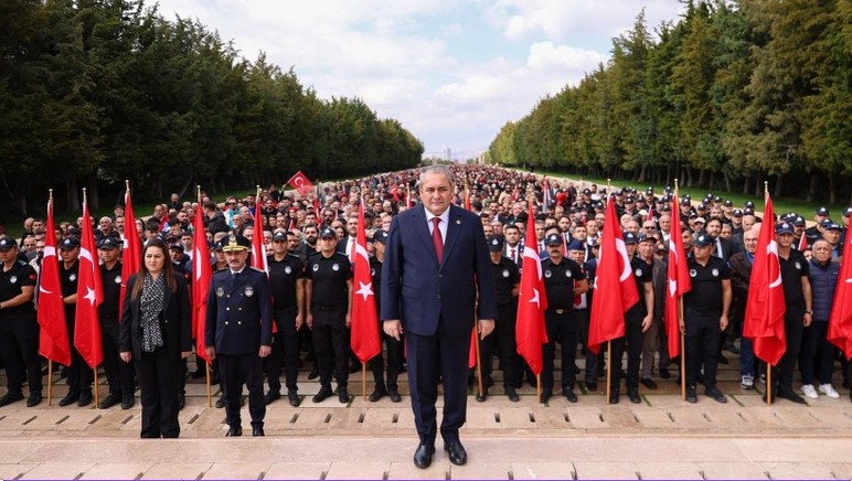 Başkan Özarslan'ın davetiyle başkentliler Ankara'nın başkent oluşunun 102. yılında Anıtkabir'de buluştu!