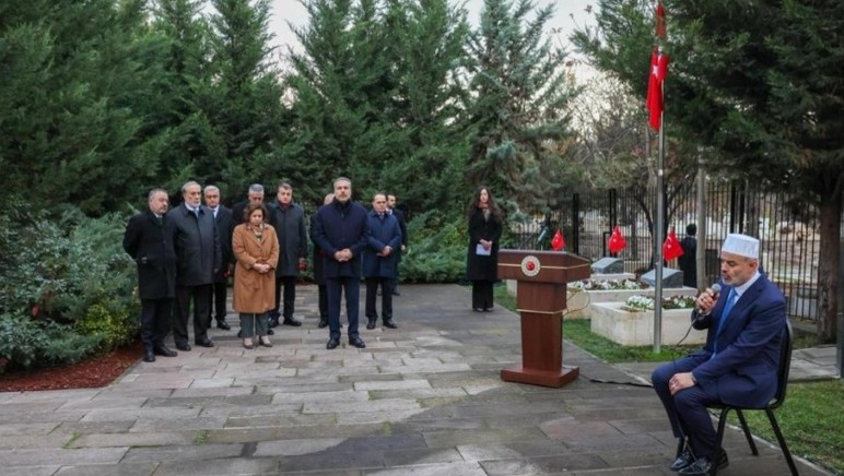 Bakan Fidan'dan 16. Büyükelçiler Konferansı öncesi Dışişleri Şehitliği'ne ziyaret