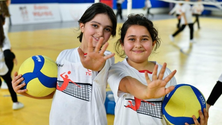 Büyükşehir Belediyesi’nin ‘Fabrika Voleybol’ projesi devam ediyor
