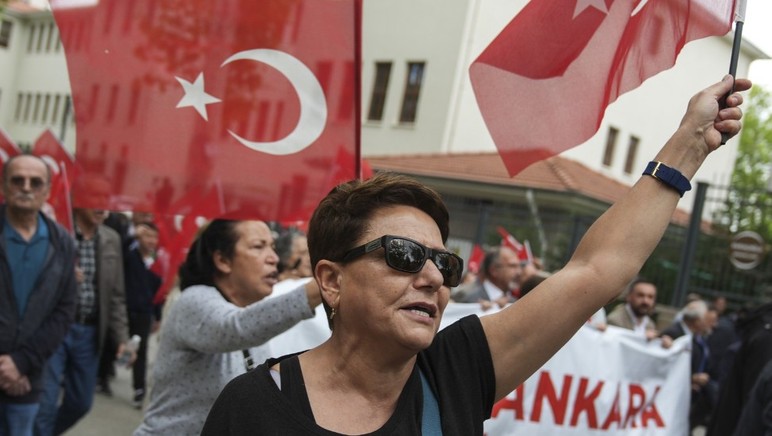 CHP Genel Başkanı Özel, 19 Mayıs Gençlik Korteji yürüyüşüne katıldı