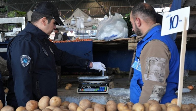 Keçiören zabıtası pazar esnafını denetledi