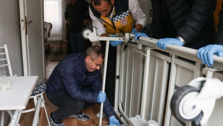 Etimesgut Belediyesi ekipleri, evde bakım hizmeti alan vatandaşları ziyaret ediyor