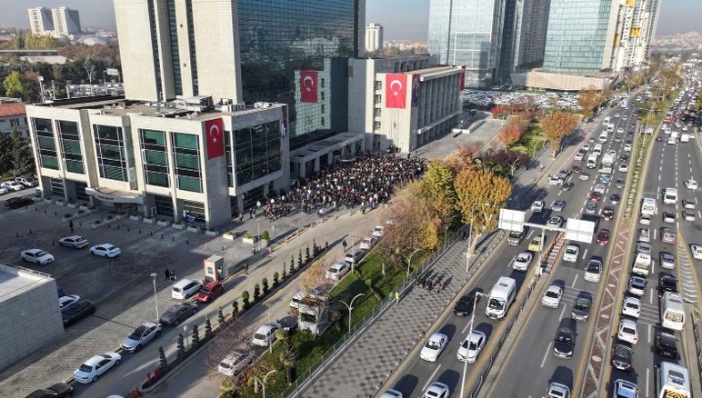 Ankara Büyükşehir Belediyesi önünde Gazi Mustafa Kemal Atatürk için anma töreni düzenlendi - Resim : 3