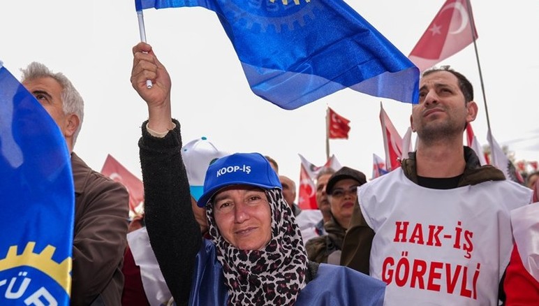 HAK-İŞ ve TÜRK-İŞ, 1 Mayıs'ı Ulus Zafer Anıtı önünde kutladı