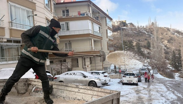 Keçiören Belediyesi'nden tuzlama ve yol açma çalışması! - Resim : 2
