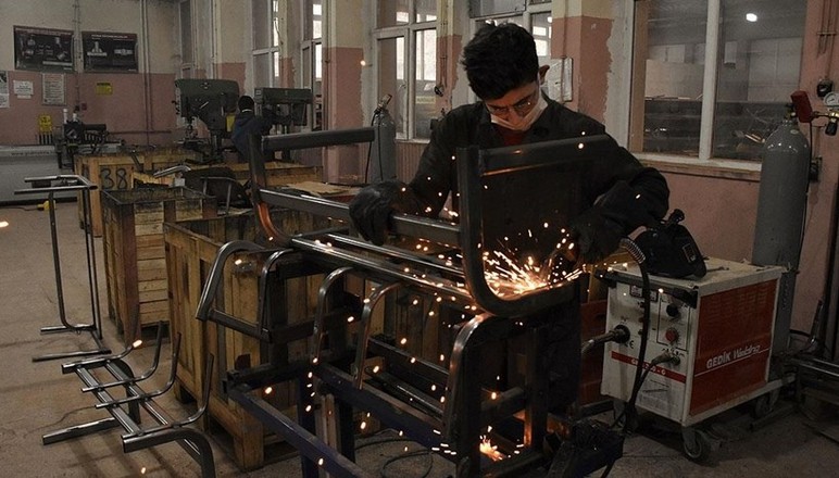 Mesleki eğitimde ve meslek okullarının yönetiminde özel sektörün etkin rol alması sağlanacak