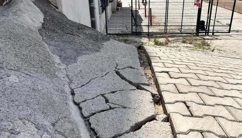 Mamak'ta korkutan toprak kayması: 17 katlı bina boşaltıldı! - Resim : 3