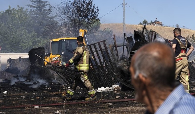 Yenimahalle Hurdacılar Sanayi Sitesi'ndeki yangın kontrol altına alındı - Resim : 2
