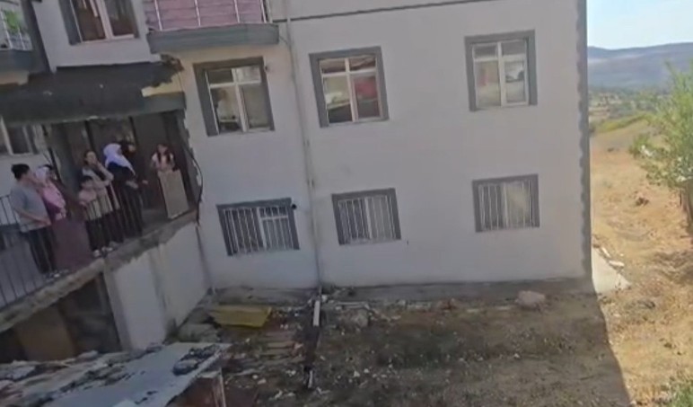 Haymana'da bina bahçesinde görülen yılan panik yaşattı