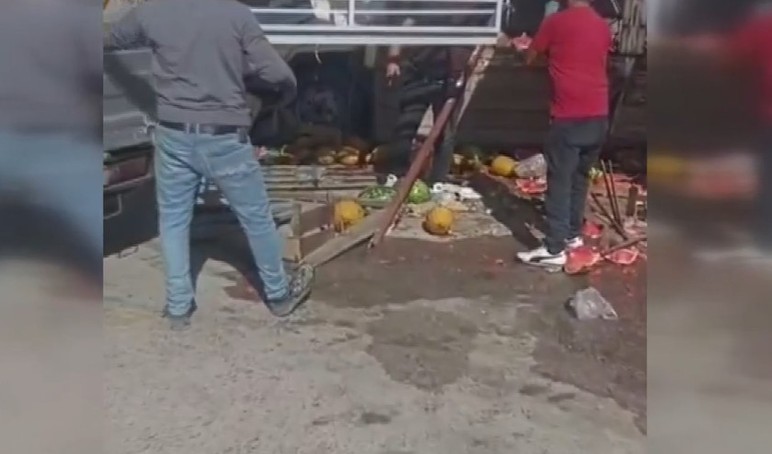 Beypazarı'nda otomobil karpuz tezgahına çarptı: 3 yaralı