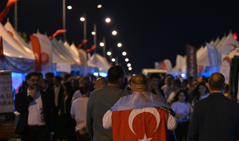 Ankaralılar 15 Temmuz'un 10. yılında Cumhurbaşkanlığı Külliyesi'nde nöbet tuttu - Resim : 2