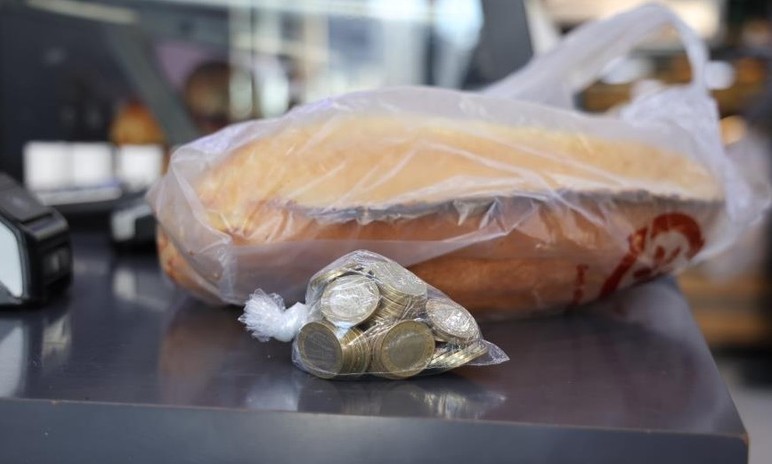 Madeni para krizi büyüyor: 100 TL bozuk para getirene 2 ekmek bedava!
