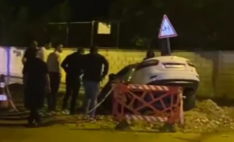 Polatlı'da kazı alanına düşen otomobilde maddi hasar oluştu