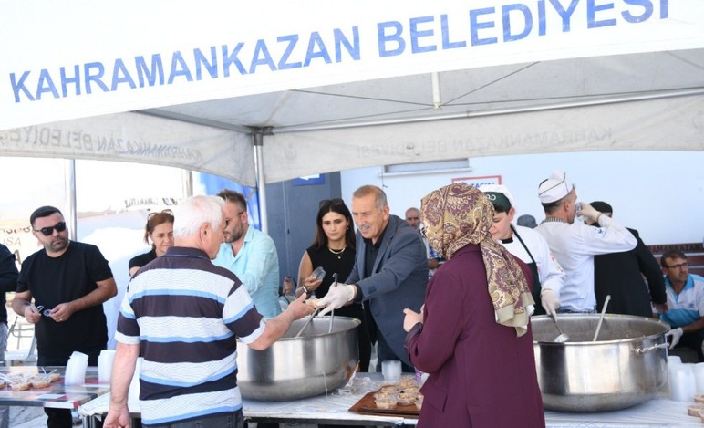 Kahramankazan Belediyesi geleneği bozmadı: Aşure dağıtıldı