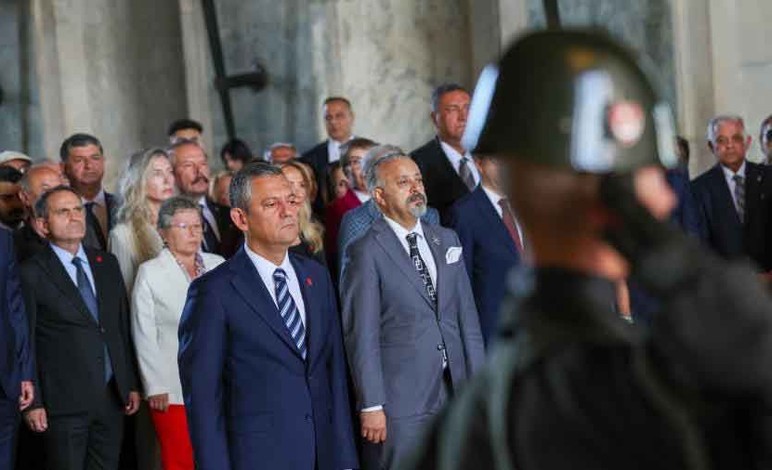 CHP Lideri Özgür Özel'den Anıtkabir ziyareti! - Resim : 3