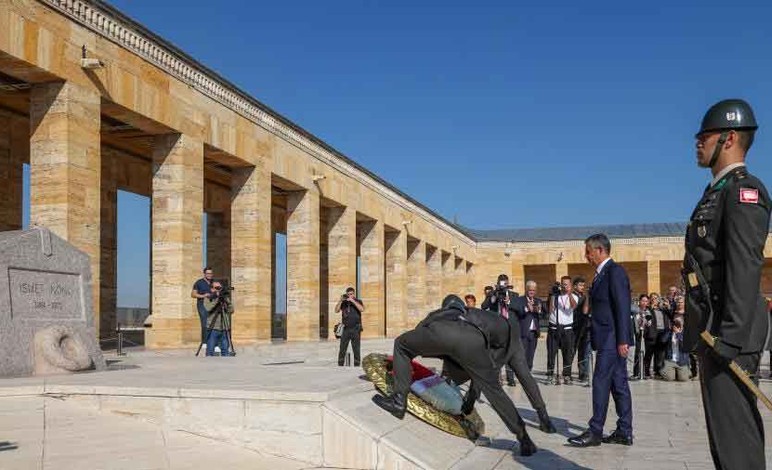 CHP Lideri Özgür Özel'den Anıtkabir ziyareti! - Resim : 2