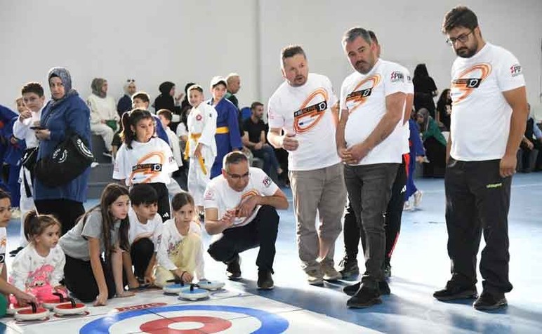 Pursaklar Belediyesi, spor salonlarında yarınların şampiyonlarını yetiştiriyor - Resim : 4