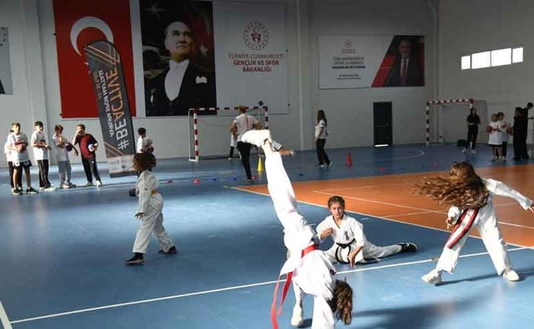 Pursaklar Belediyesi, spor salonlarında yarınların şampiyonlarını yetiştiriyor - Resim : 2