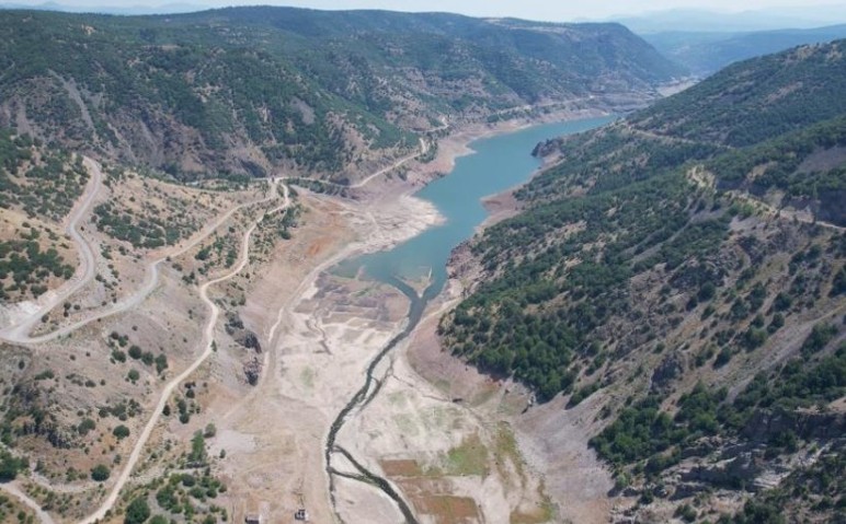 Çamlıdere Barajı'nda sular çekildi! Eski yapılar ortaya çıktı