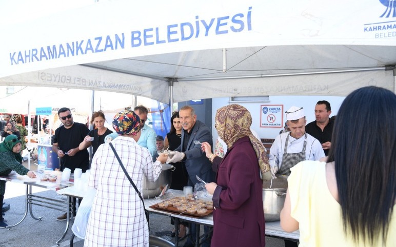 Kahramankazan Belediyesi geleneği bozmadı: Aşure dağıtıldı - Resim : 2