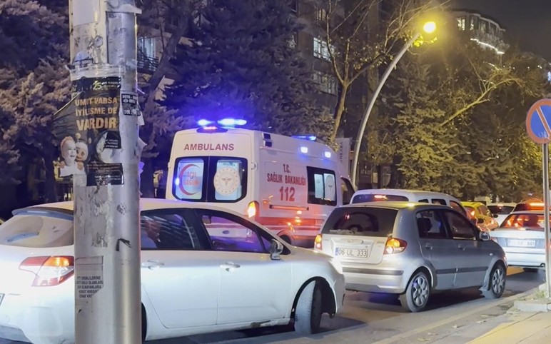 Ankara'da sürücüler ambulansa yol vermek için birbirleriyle yarıştılar