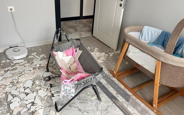Sincan'da bebek, çöken tavan sıvasından saniyelerle kurtuldu - Resim : 3