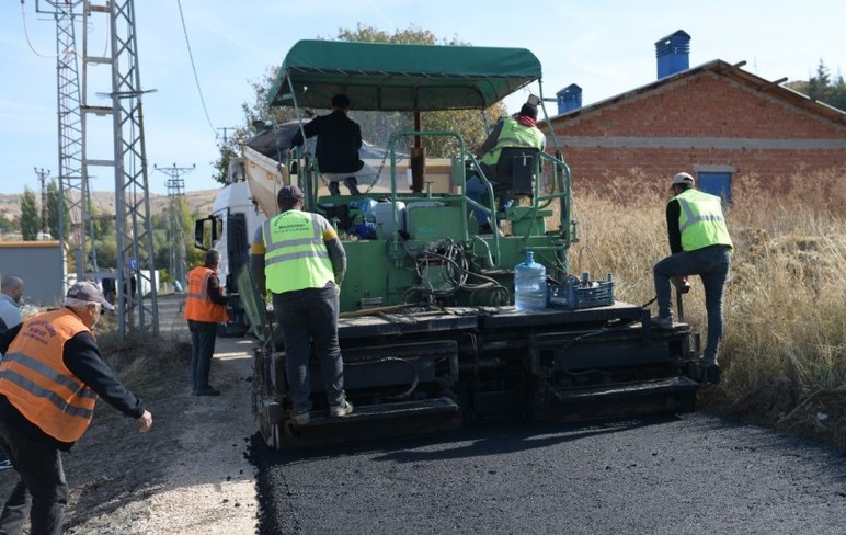 Kahramankazan Belediyesi'nden bir ilk: Çalta Mahallesi asfaltla tanıştı!