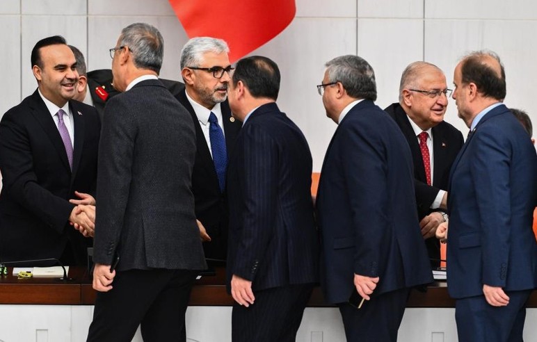 Bakan Kacır, TBMM'deki bütçe görüşmelerine Togg T10F ile geldi