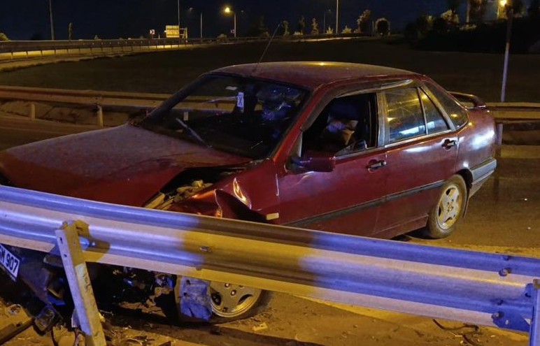 Bursa-Ankara karayolu üzerinde kaza: Bariyerlere çarpan sürücü yaralandı