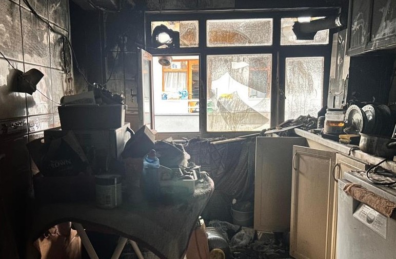 Mamak'ta iddialara göre 6. kattaki dairesini yakan kişi balkona çıkıp izledi! - Resim : 2