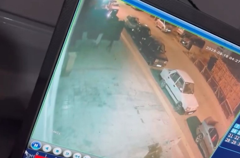 Sincan'da bir iş yerinin kundaklanma anı güvenlik kamerasına yansıdı