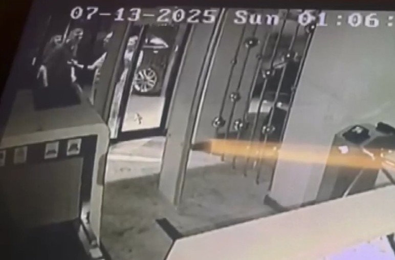 Çankaya'da bina duvarına tuvaletini yapan şahıslar güvenlik görevlisini darp etti