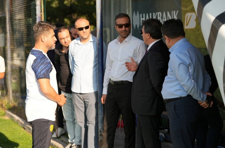 Karatepe’nin ilk antrenmanını Yiğiner ve Başkan Tekin’de izledi! Yiğiner başarı diledi