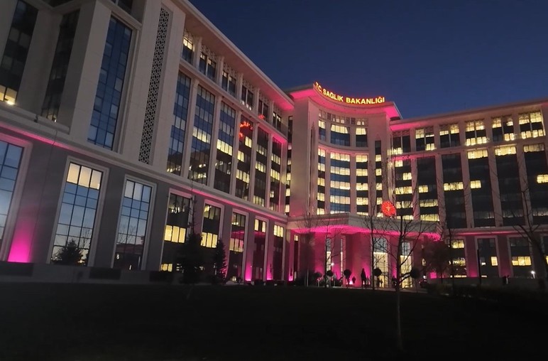 Ankara'nın simge yapısı Atakule bugüne özel mor renkle ışıklandırıldı