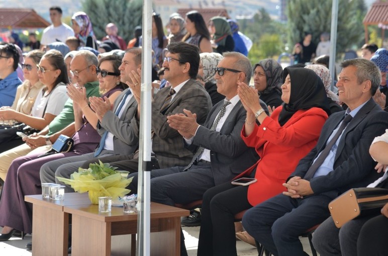 Kahramankazan'da minik öğrenciler İlköğretim Haftası'nı kutladı
